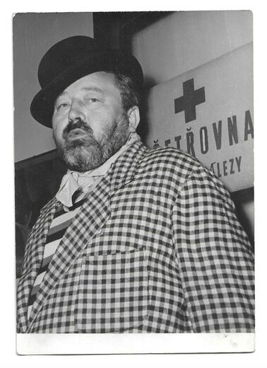 jan-werich-privatni-fotografie-pred-osetrovnou-253625426.jpeg